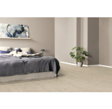 Schlafzimmer mit Bett, Bild und Zimmerpflanze auf hellem Holzboden