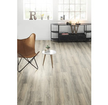 Heller Raum mit Laminatboden in Holzoptik, Sessel und Beistelltisch