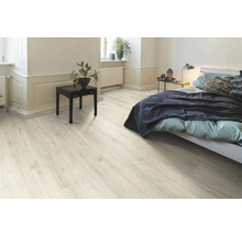 Helles Schlafzimmer mit Laminatboden, Bett und Nachttisch