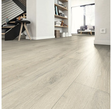 Heller Laminatboden in einem Wohnraum mit Treppe und Regalen