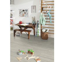 Kinderzimmer mit Schreibtisch, Bank, Spielsachen und Turnwand