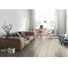 Wohnzimmer mit Sofa, Stehlampe und Vinylboden in Holzoptik