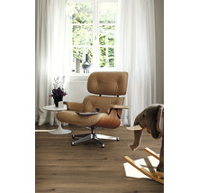 Wohnzimmer mit Sessel, Tisch, Fenster und Dekoration