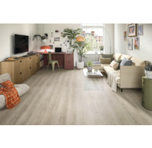 Heller Wohnraum mit Sofa, Schreibtisch und hellem Holzboden