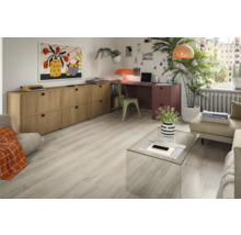 Wohnzimmer mit Kommode, Schreibtisch, Stuhl und Couch auf hellem Holzboden