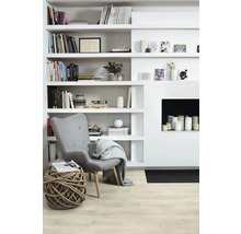 Helles Wohnzimmer mit Bücherregal, Sessel, Seilhocker und Kamin