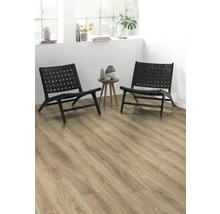 Zwei schwarze Sessel aus Holz und geflochtenem Leder stehen auf einem hellen Holzboden.