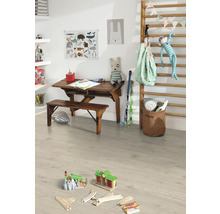 Kinderzimmer mit Holzboden, Schreibtisch und Spielzeug