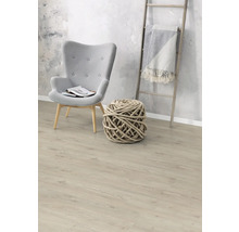 Wohnzimmer mit Sessel, Strickball und Holzleiter mit Decke auf Laminatboden