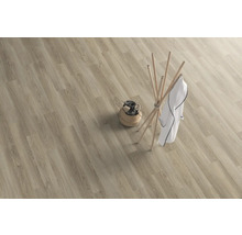 Helle Diele aus Vinylboden mit Holzoptik, Garderobe und Wäschekorb.