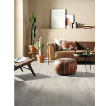 Wohnzimmer mit hellgrauem Laminatboden, Couch, Tisch und Dekorationen.