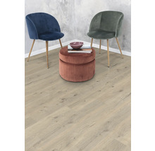 Szene mit zwei Stühlen, einem Hocker und einem Laminatboden.