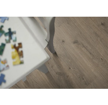 Nahaufnahme von Laminatboden mit Holzoptik und weißem Tischbein