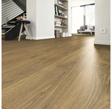 Bodenbelag im Wohnzimmer mit Treppe und Bücherregal