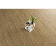 Holzstrukturierter Bodenbelag mit einem Beistelltisch