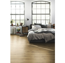 Helles Schlafzimmer mit Holzboden, Bett, Nachttisch und grossen Fenstern