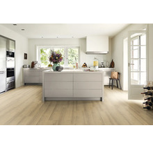 Helle, geräumige Küche mit Kücheninsel, Küchenschränken und Holzboden.