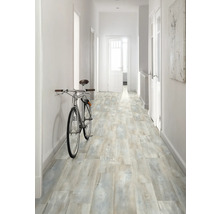 Flur mit Holzboden und Fahrrad an der Wand