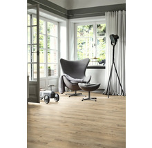 Heller Wohnraum mit Holzboden, Sessel und Tageslicht