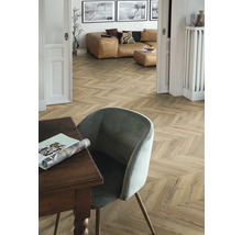 Wohnraum mit verlegtem Fischgrät-Vinylboden, Stuhl und Tisch