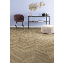 Innenraum mit Fischgrätparkett, Stuhl und Regal