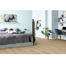 Schlafzimmer mit Bett, Schreibtisch und hellem Holzboden