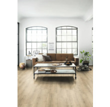 Heller Wohnraum mit Sofa, Couchtisch und Holzboden