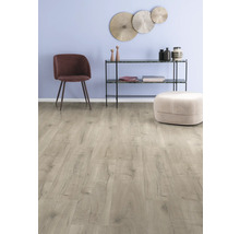 Heller Holzboden in einem Wohnraum mit Stuhl, Konsole und Dekoration