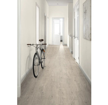 Flur mit hellem Laminatboden, weißen Wänden und einem Fahrrad