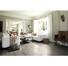 Heller Wohnraum mit Sofa, Tisch und Holzboden