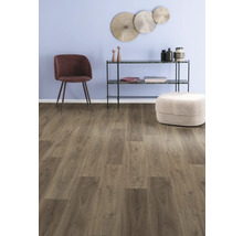 Innenraumszene mit Holzboden, Stuhl, Konsole, Hocker und Wanddekoration