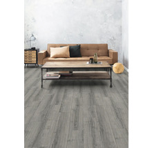 Wohnzimmer mit grauen Holzboden, Sofa und Couchtisch