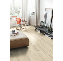 Heller Wohnraum mit Laminatboden, Sessel und Couch