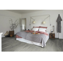 Heller Schlafzimmerraum mit Bett, Nachttisch und Holzfußboden