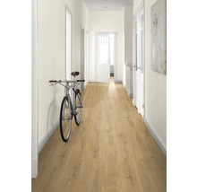 Flur mit hellem Holzboden und Fahrrad