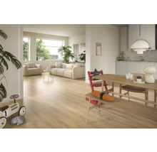 Heller Wohnraum mit Holzboden, Sofa und Essbereich.