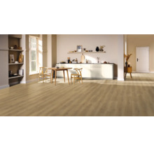 Heller Raum mit Holzboden, Esstisch und Küchenzeile.