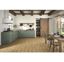 Helle Küche mit grünen Schränken, Holzbalken und großem Holztisch