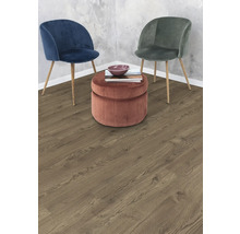 Zwei Stühle und ein Hocker auf einem Holzboden.