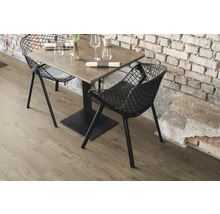 Quadratischer Esstisch mit zwei Stühlen in einem Restaurant