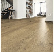 Wohnraum mit hellem Laminatboden in Holzoptik, Treppe, Regal und Sitzgelegenheit