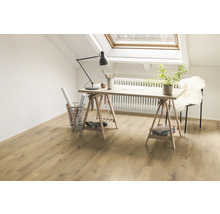 Heller Arbeitsbereich mit Schreibtisch, Lampe und Holzboden