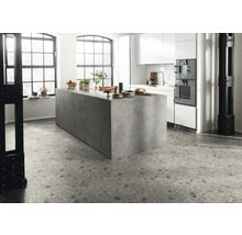 Moderne Küche mit Kücheninsel, weißen Schränken und Terrazzoboden.