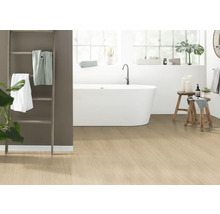 Badezimmer mit Badewanne, Leiter und hellem Holzboden