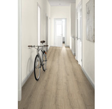 Flur mit Laminatboden, weißen Wänden und einem Fahrrad