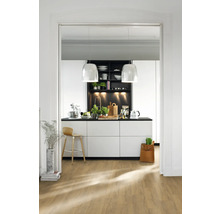 Moderne Küche mit Kücheninsel, Pendelleuchten und Holzboden