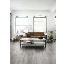 Wohnzimmer mit Sofa, Tisch und hellem Holzboden