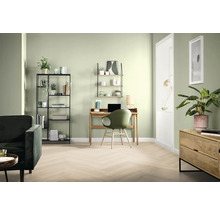 Wohnzimmer mit Schreibtisch, Stuhl, Regal und Sofa in hellem Design