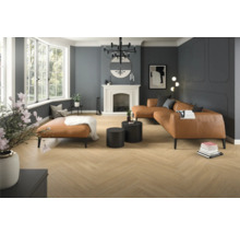 Wohnzimmer mit Fischgrätenparkett, Ledersofa und Kamin