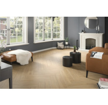 Wohnzimmer mit Fischgrätparkett, Kamin und Sitzmöbeln